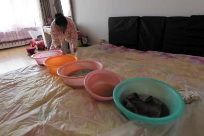 额尔古纳楼上漏水，住户失联，小区没物管，业主维权难！律师来支招……